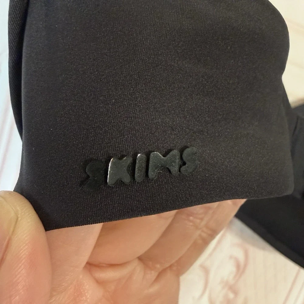 SKIMS Wireless Form Push Up Bra Size 32C Onyx Black NWT $54 Comfort
